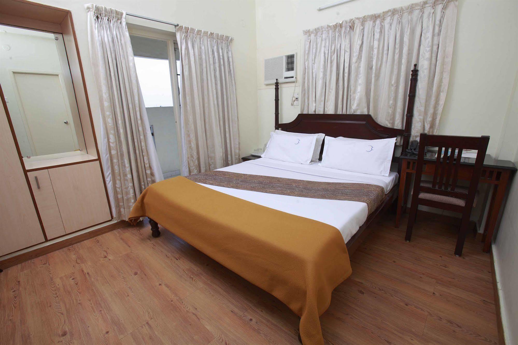 Hotel Crescent Inn Chennai Exterior foto